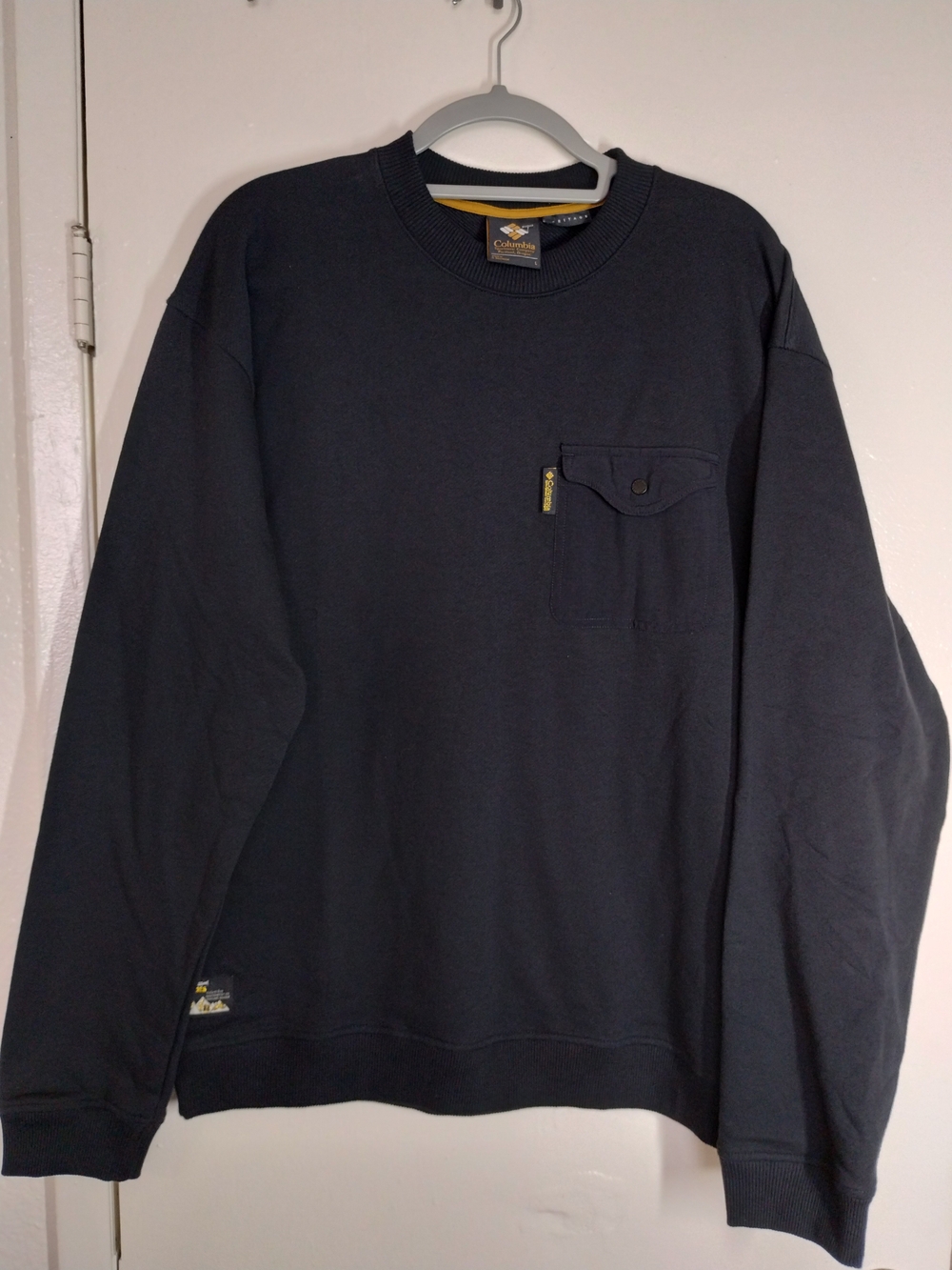 Columbia Men's black Crewneck Pocket Sweatshirt